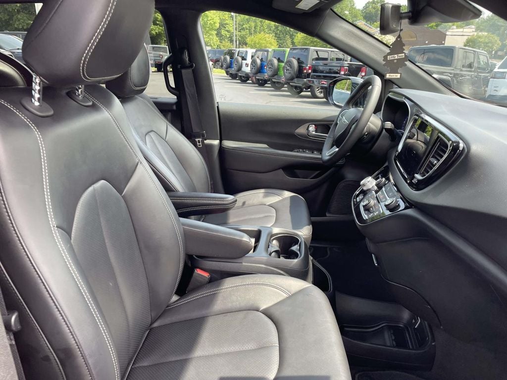 2025 Chrysler Pacifica Select