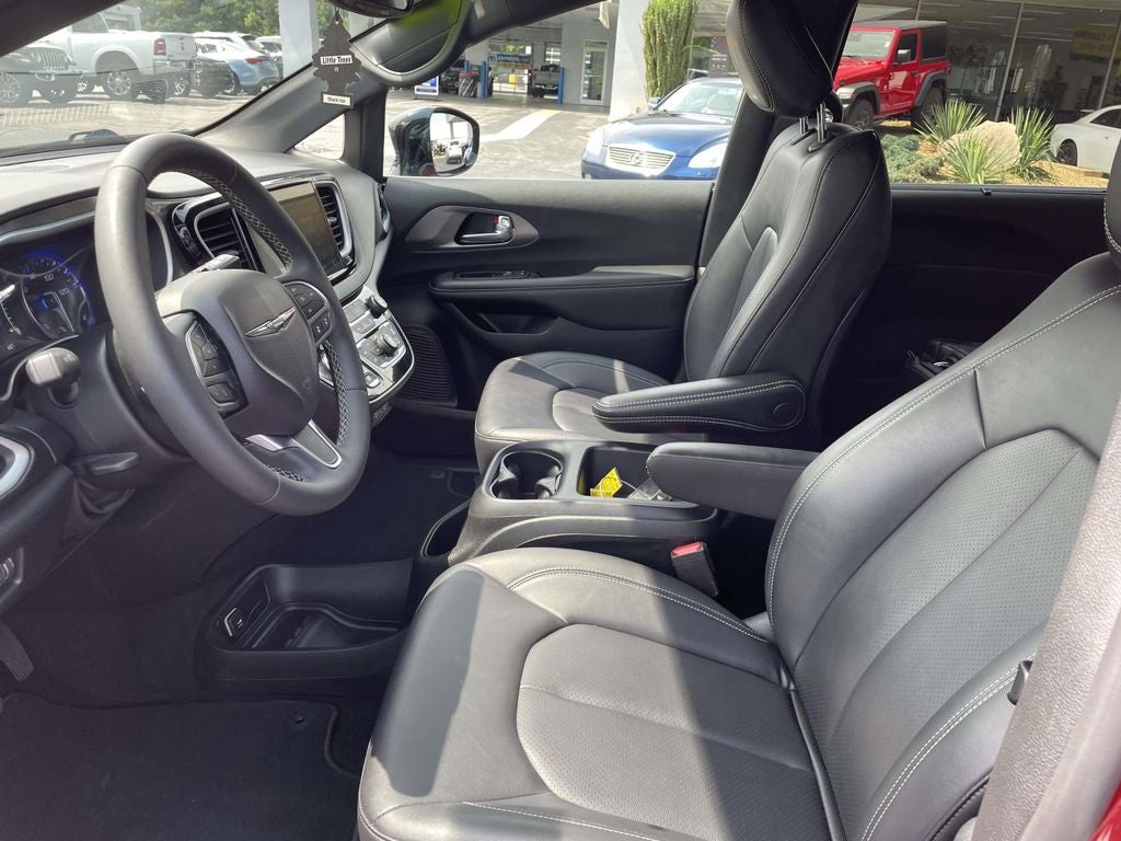 2025 Chrysler Pacifica Select