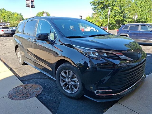 2024 Toyota Sienna XLE 8 Passenger