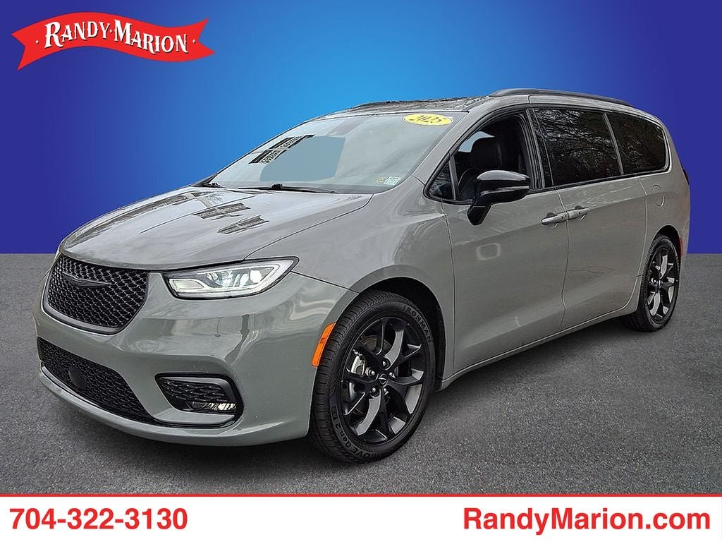 2025 Chrysler Pacifica Limited's photo