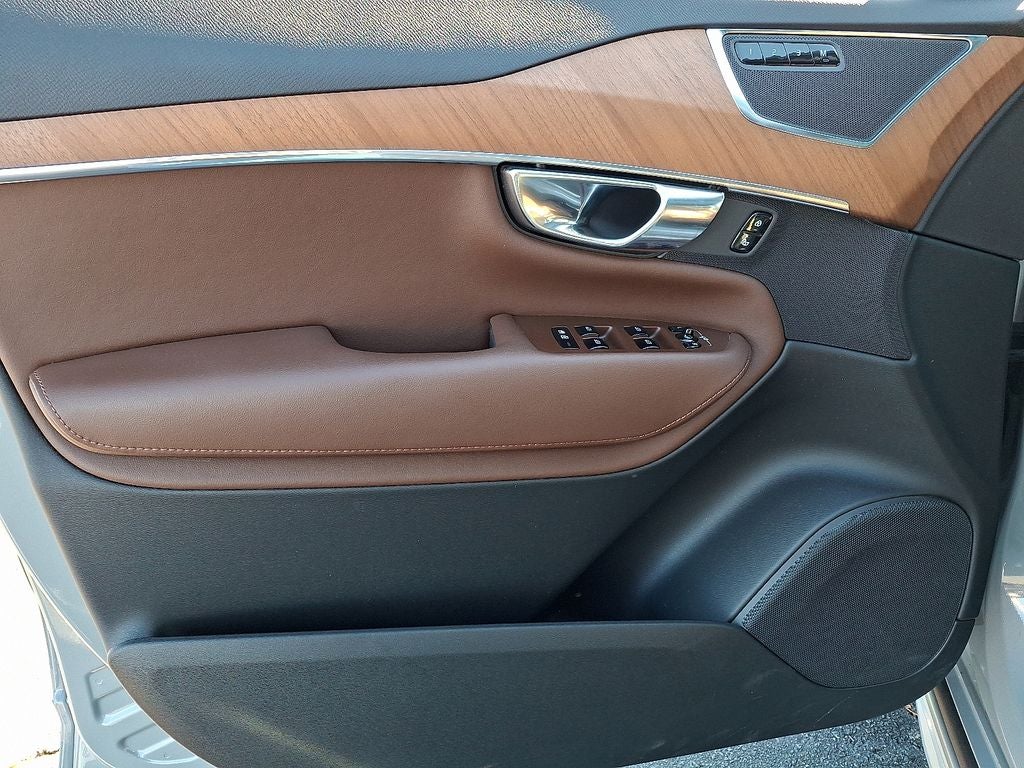 2025 Volvo XC90 B5 Plus