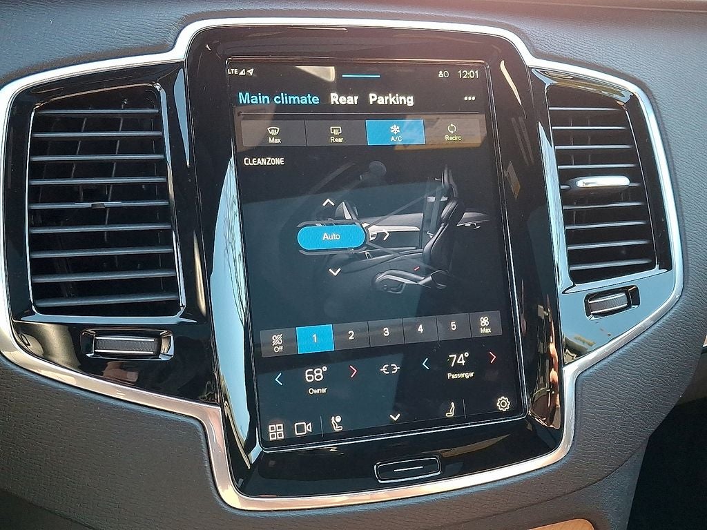 2025 Volvo XC90 B5 Plus